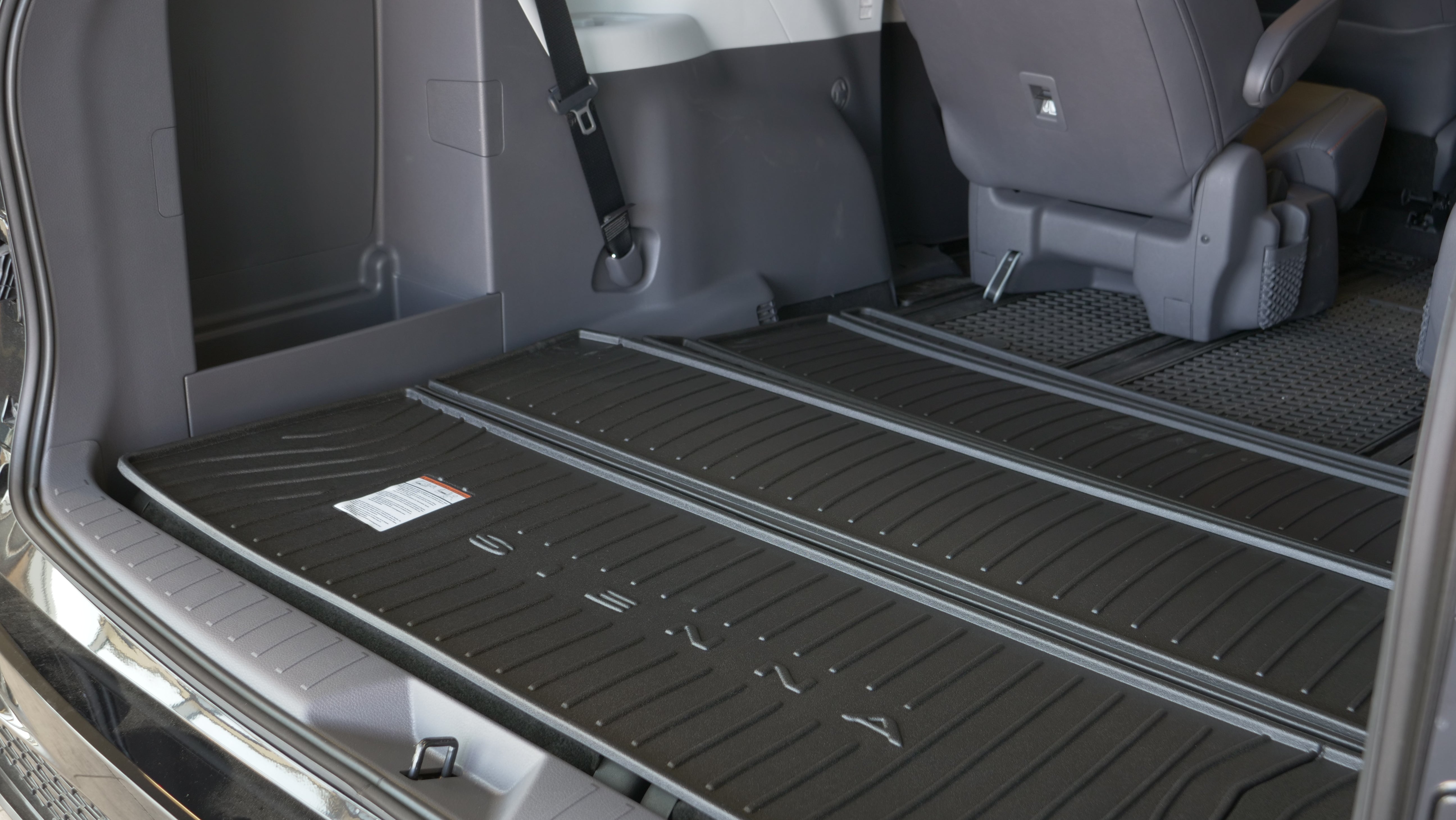 Toyota sienna tri fold deals cargo liner